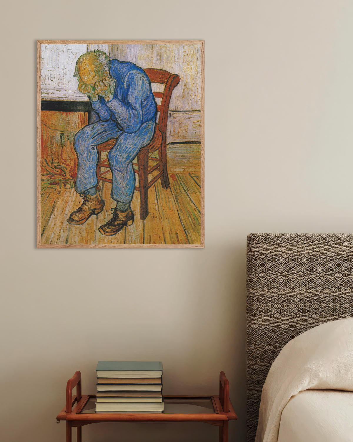 Poster „Am Tor der Ewigkeit (1890) von Vincent van Gogh“ mit naturfarbenem Holzrahmen