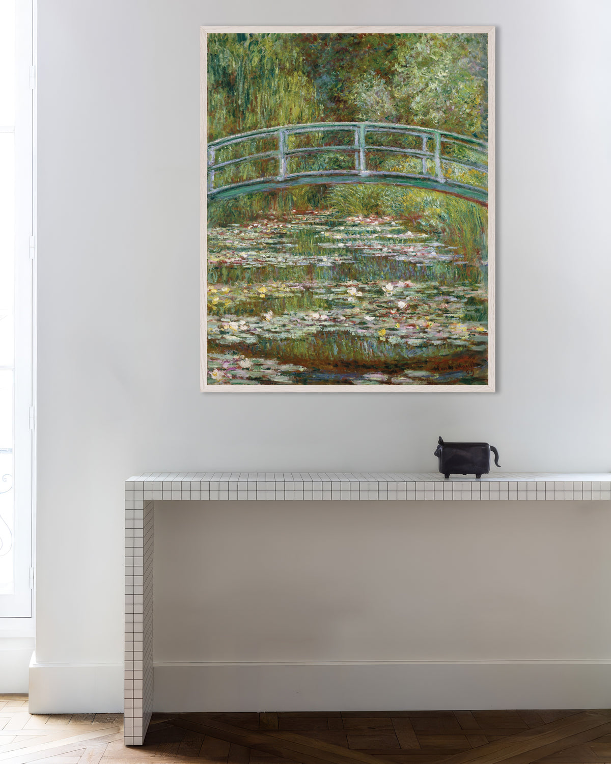 Affiche Pont sur le bassin aux nymphéas (1899) de Claude Monet, avec un cadre en bois blanc
