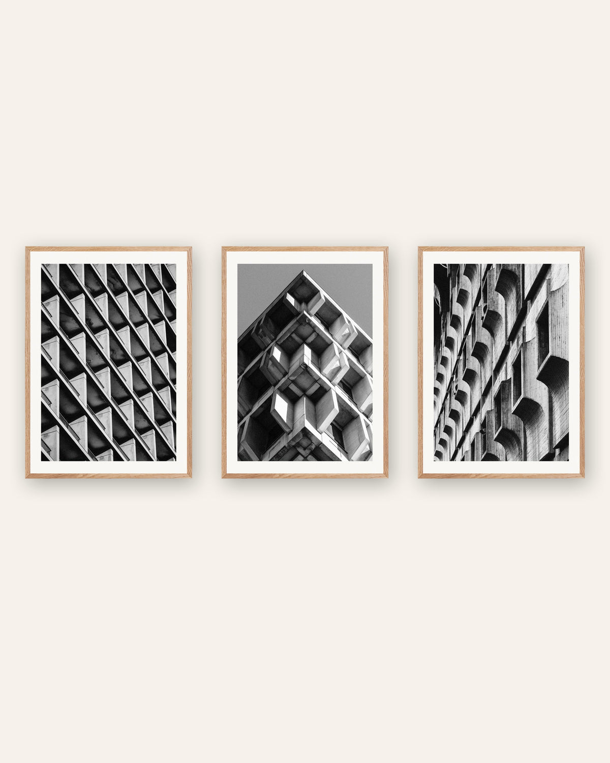 Poster brutalisti, set da 3: motivi di cemento, con cornici in rovere naturale