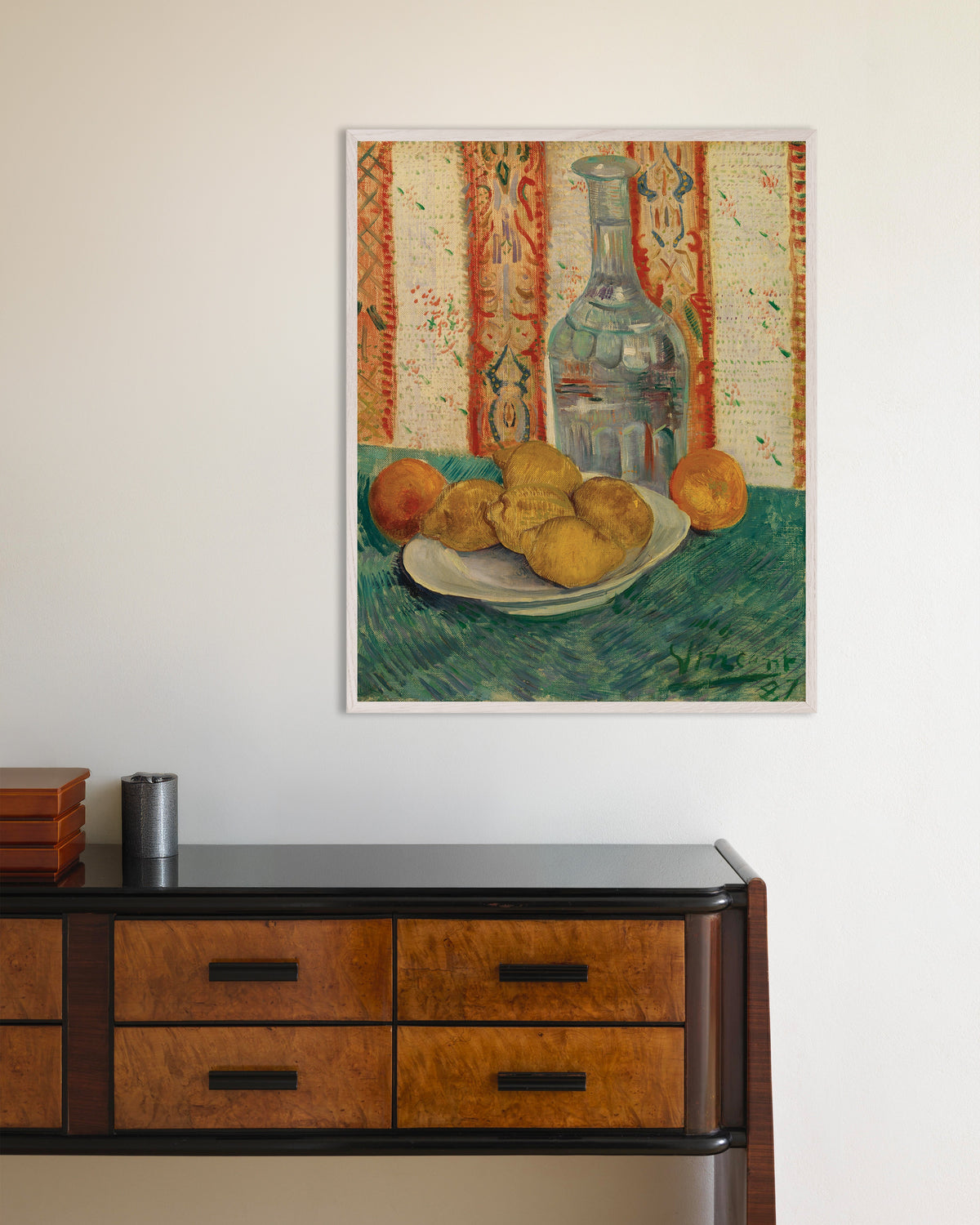 Poster di Caraffa e piatto con agrumi (1887) di Vincent van Gogh, con cornice in legno bianco