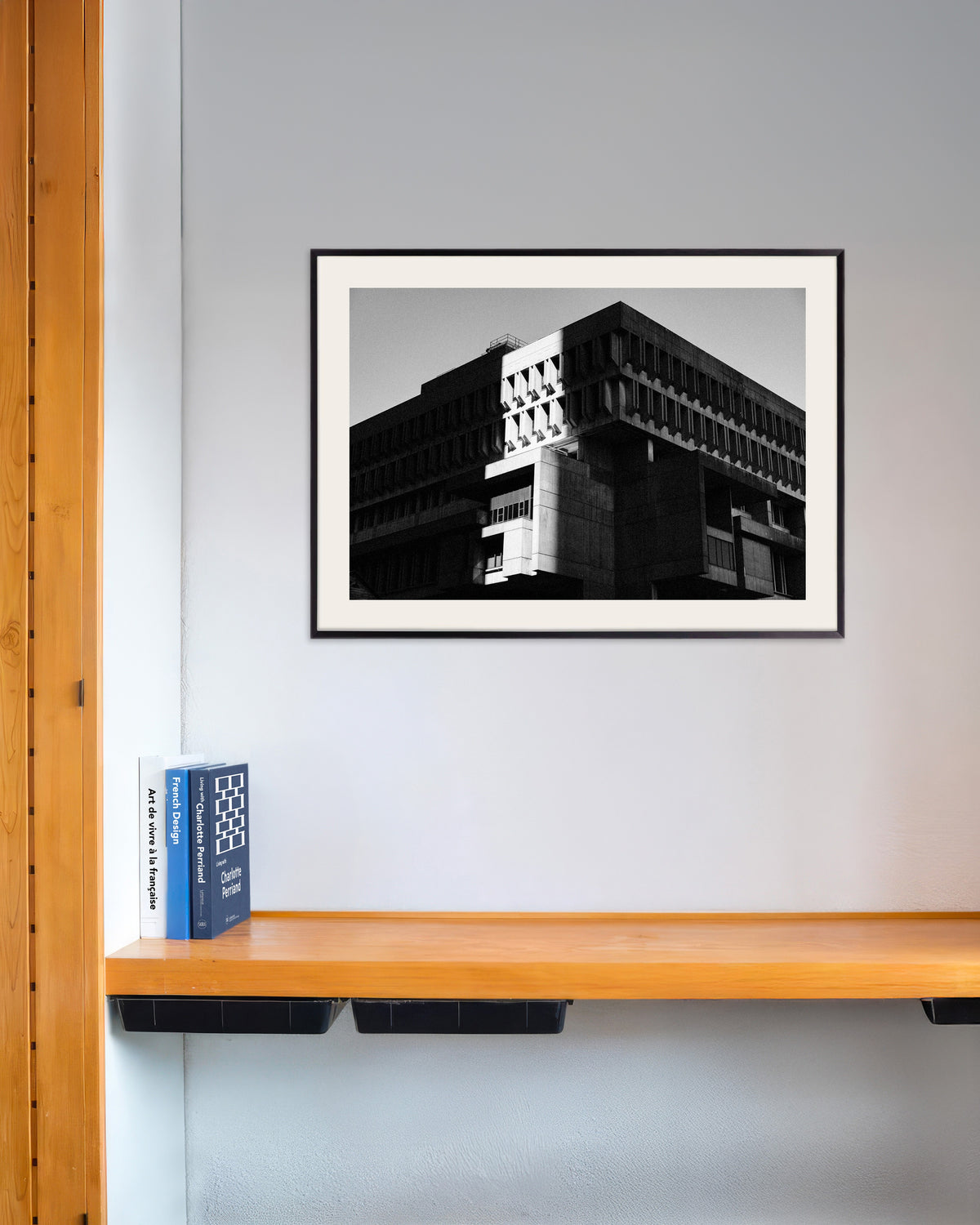 Poster «Edificio civico tra sole e ombra», con cornice in metallo
