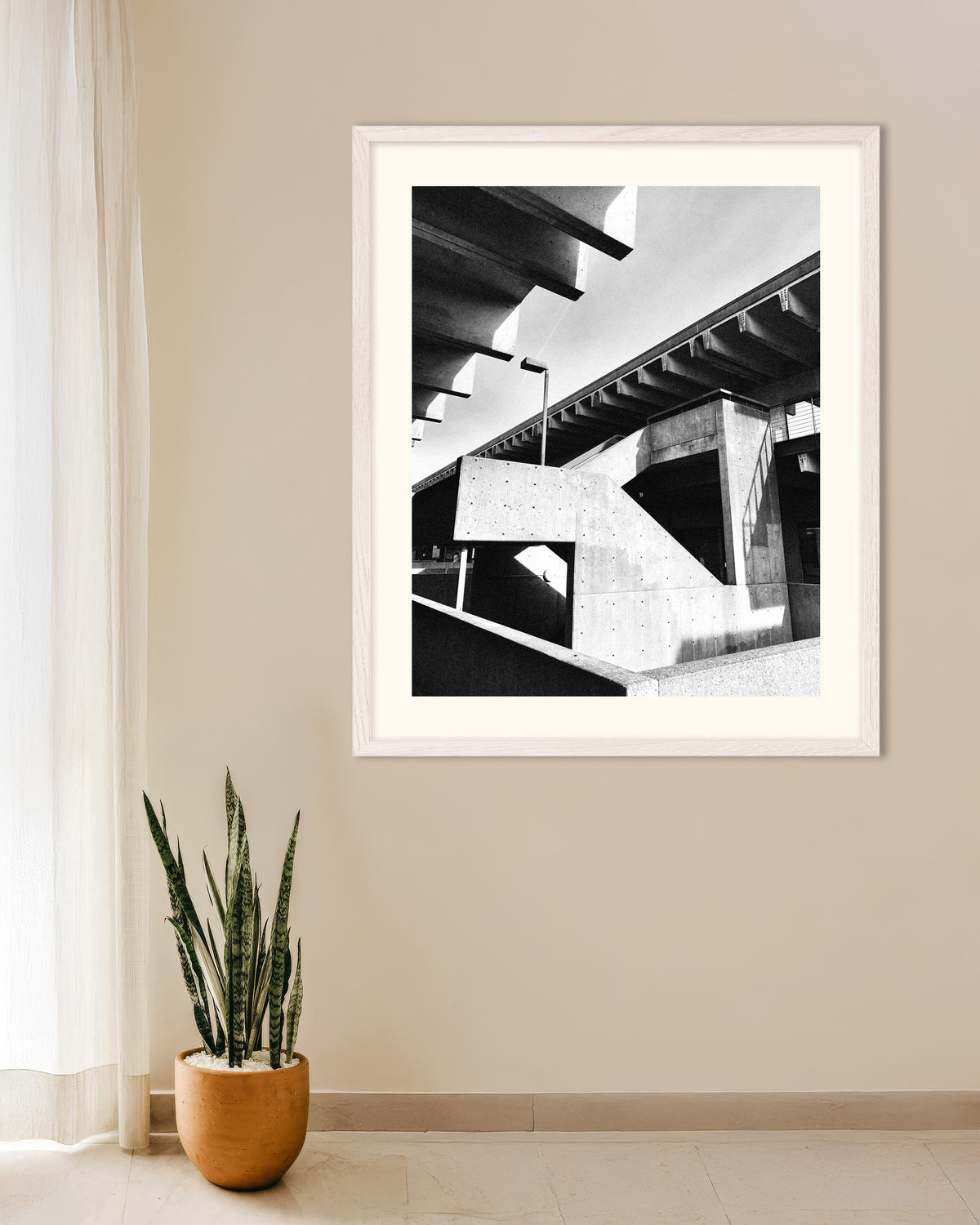 Poster «Scale di cemento nella luce del sole», con cornice in legno bianco