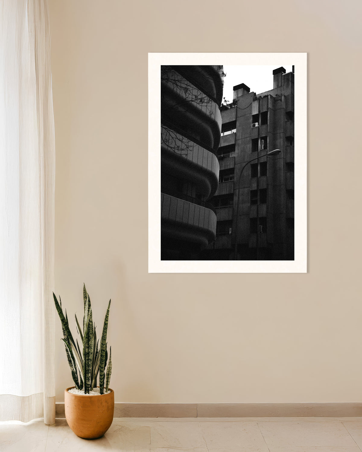 Poster «Facciata curva e torre in cemento»