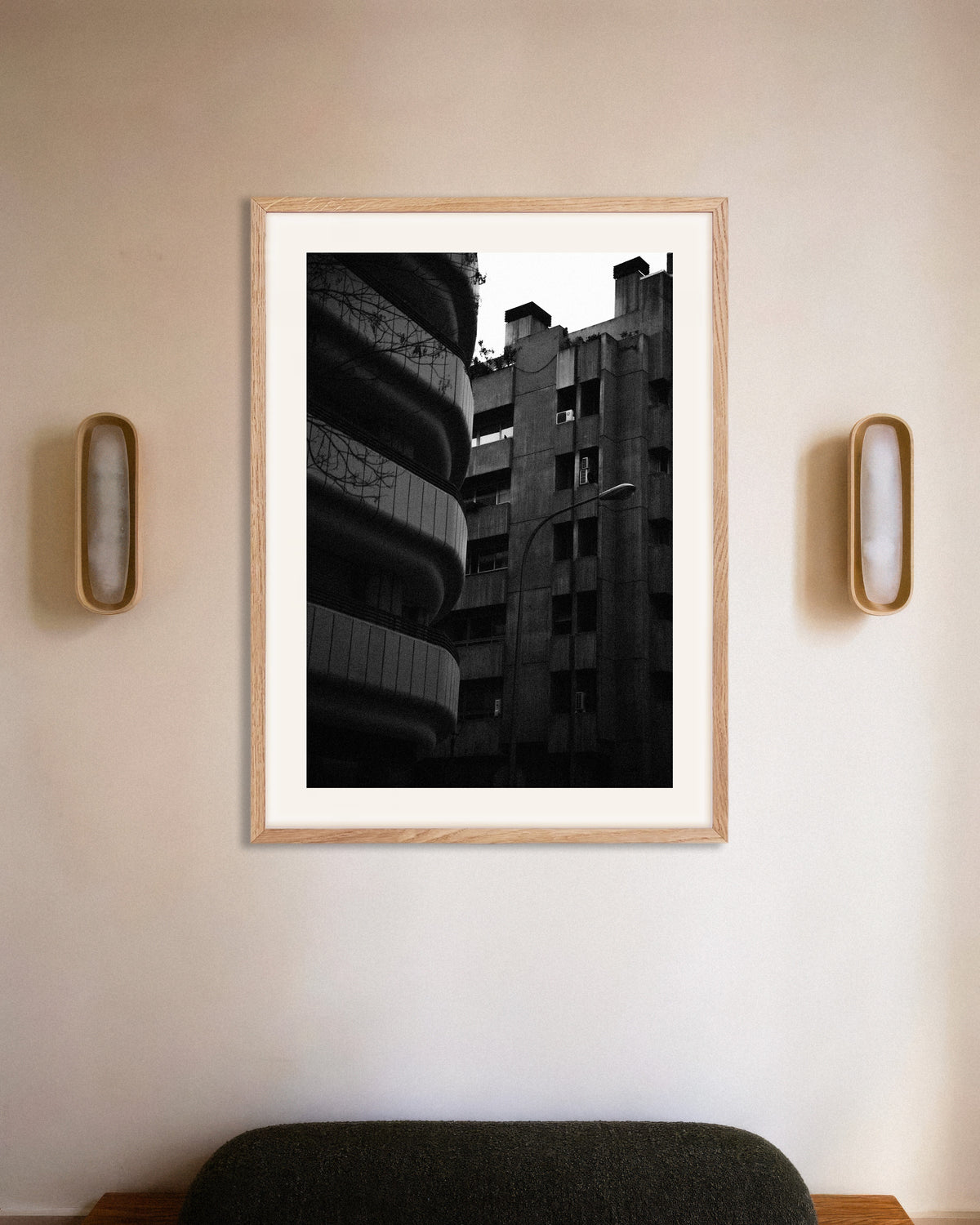 Poster «Facciata curva e torre in cemento», con cornice in legno naturale