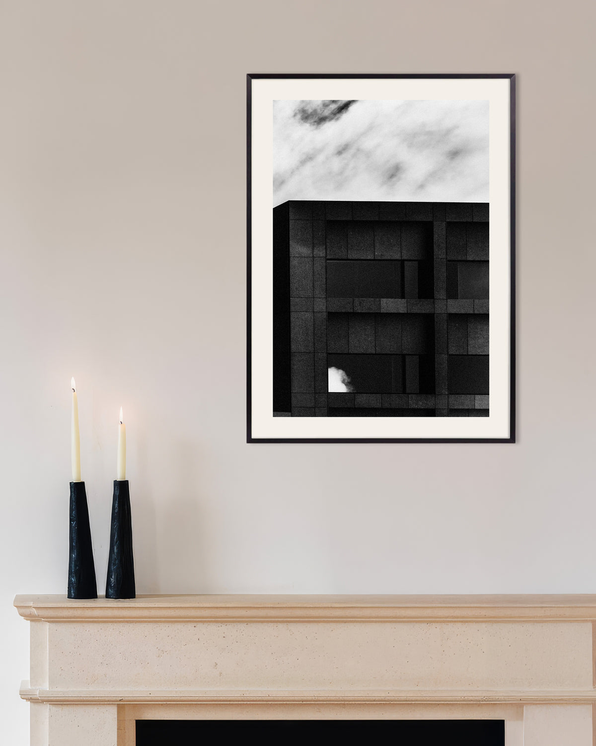 Affiche « Façade sombre et nuage de passage », avec un cadre en métal