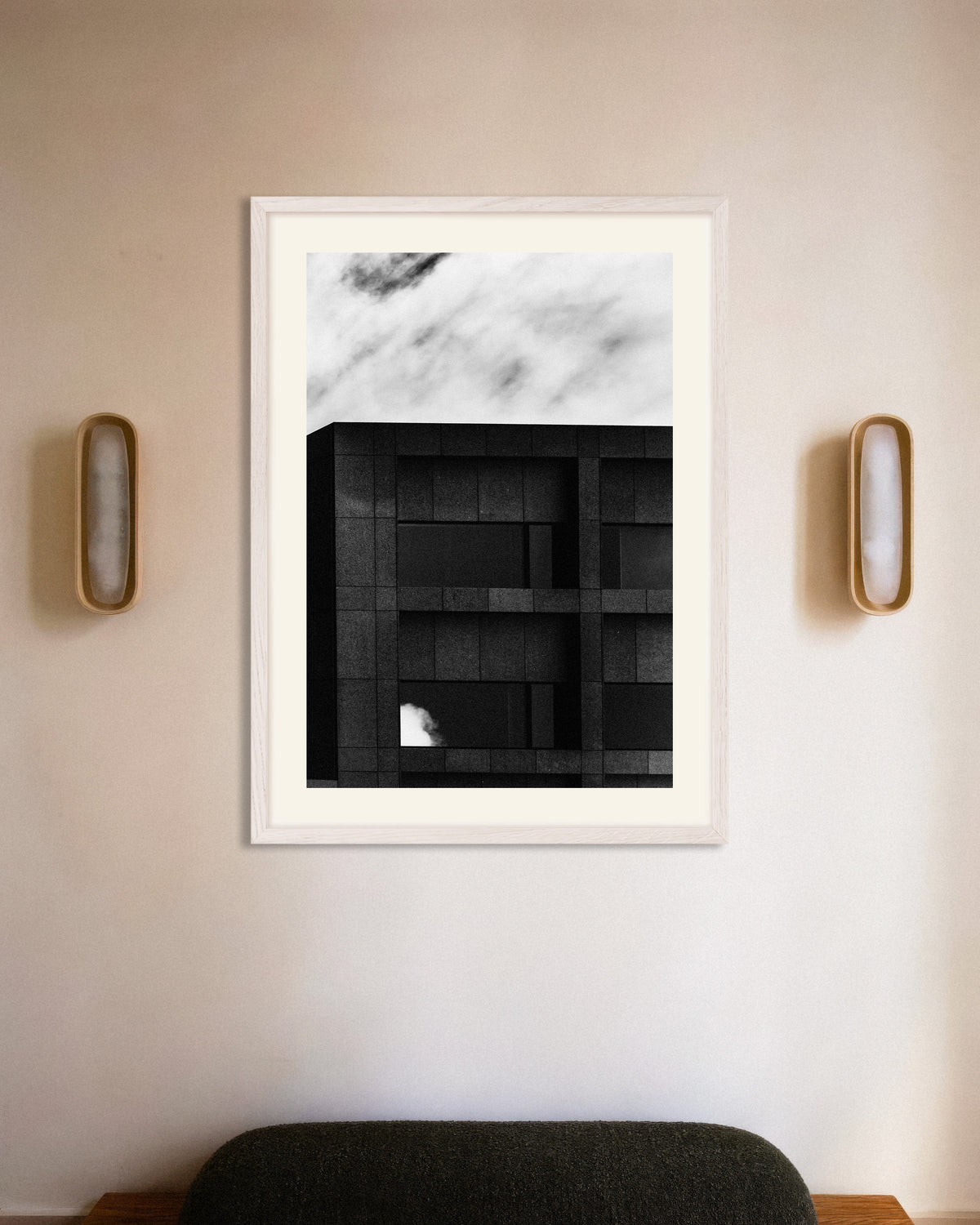 Affiche « Façade sombre et nuage de passage », avec un cadre en bois blanc