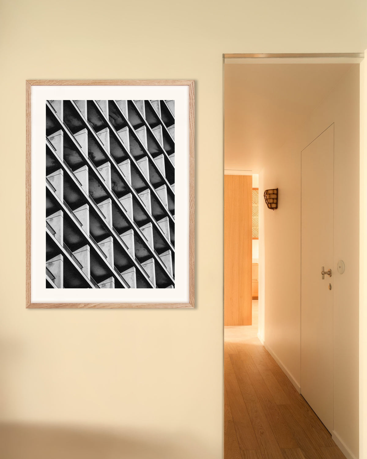 Affiche « Rythme diagonal des balcons », avec un cadre en bois naturel