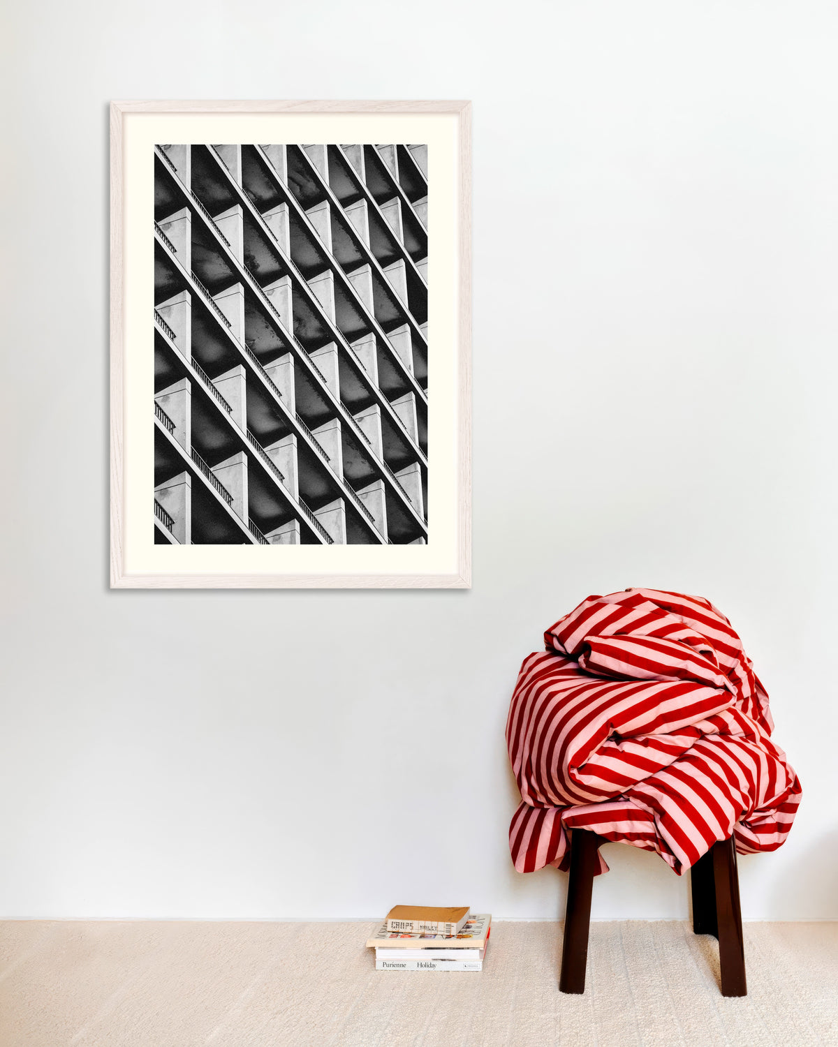 Affiche « Rythme diagonal des balcons », avec un cadre en bois blanc