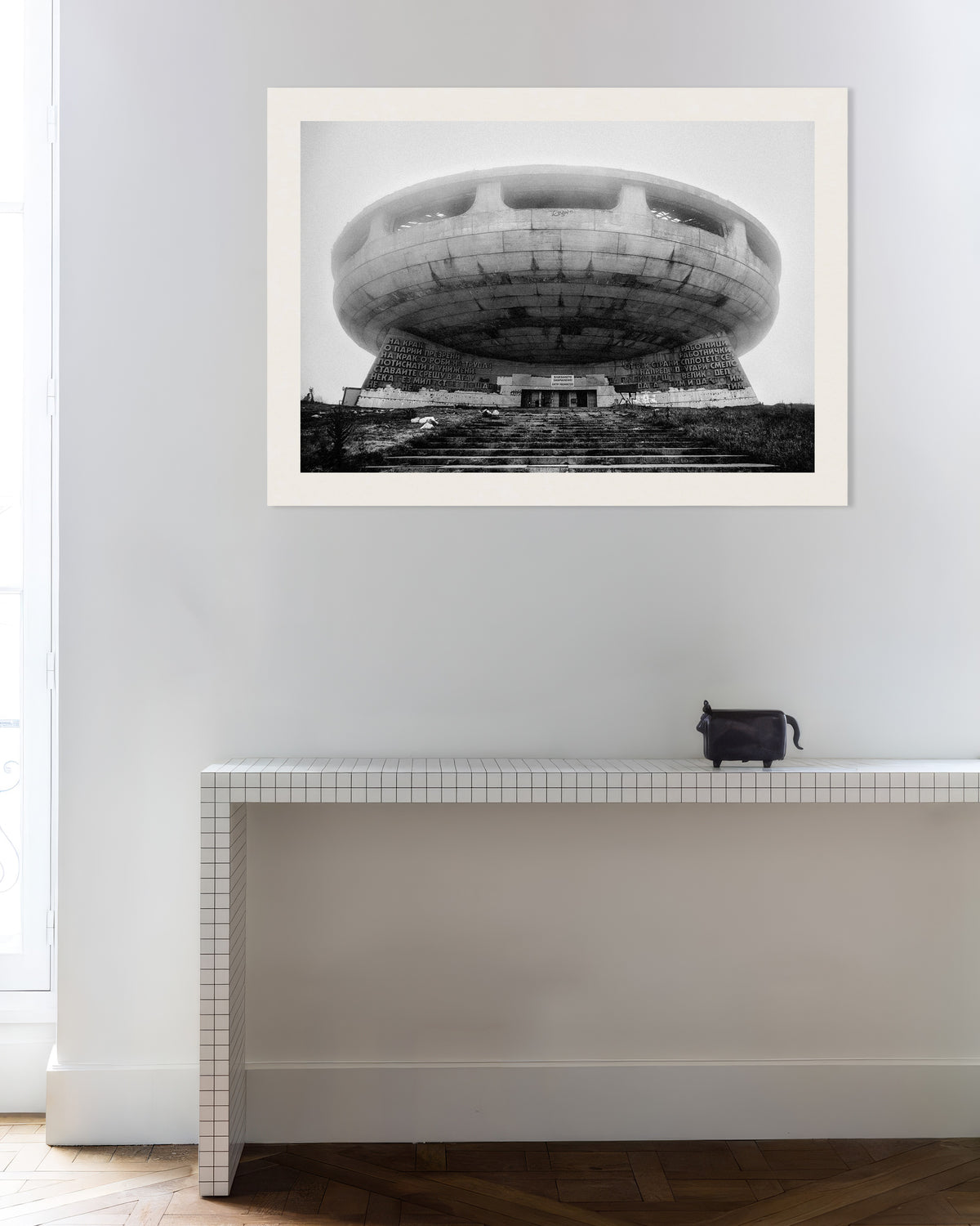 Poster «Monumento a forma di disco volante nella nebbia»
