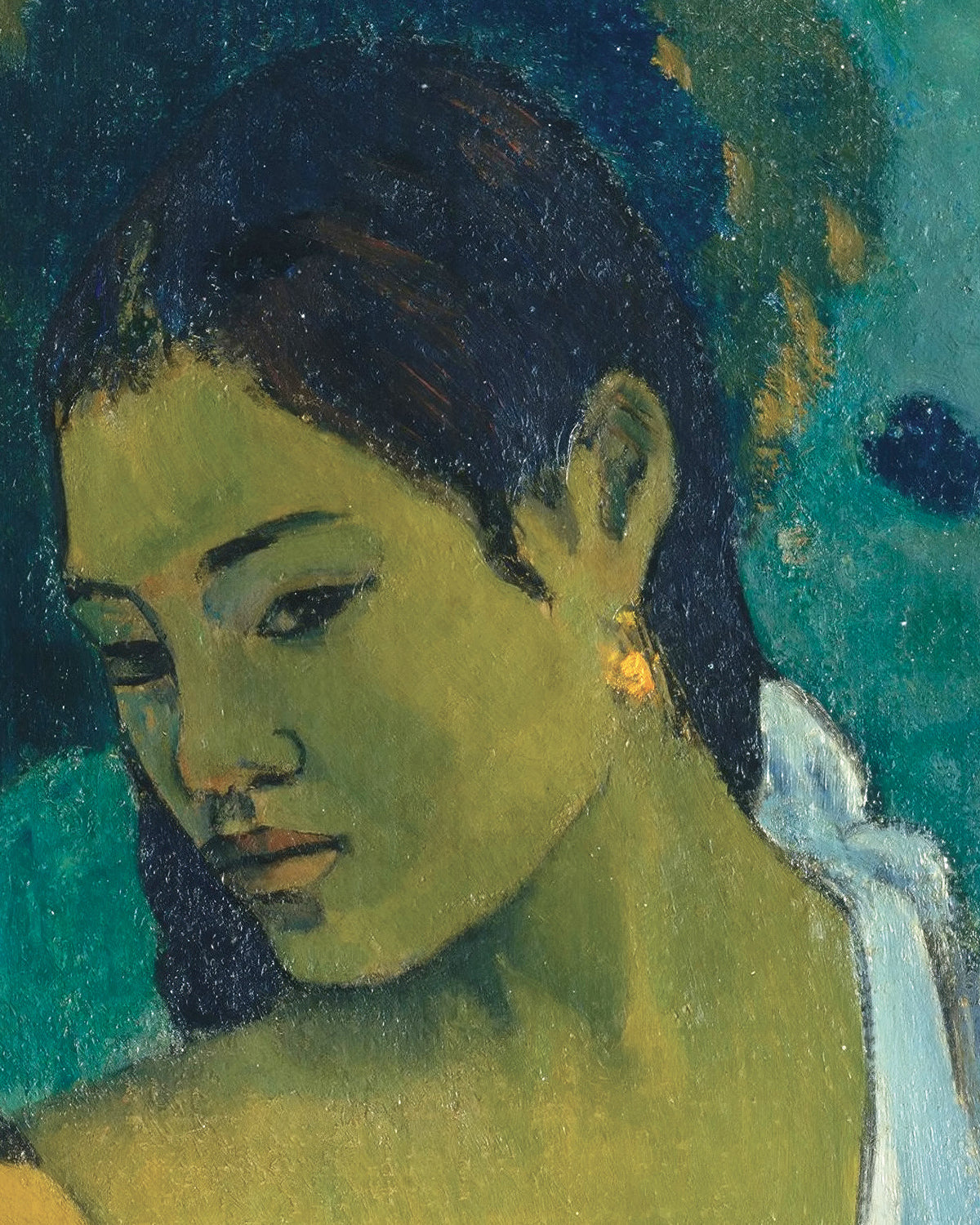 Primo piano dipinto del ritratto di Paul Gauguin di una donna con capelli scuri, pelle verde pallido e un abito bianco, su sfondo verde acqua e blu.