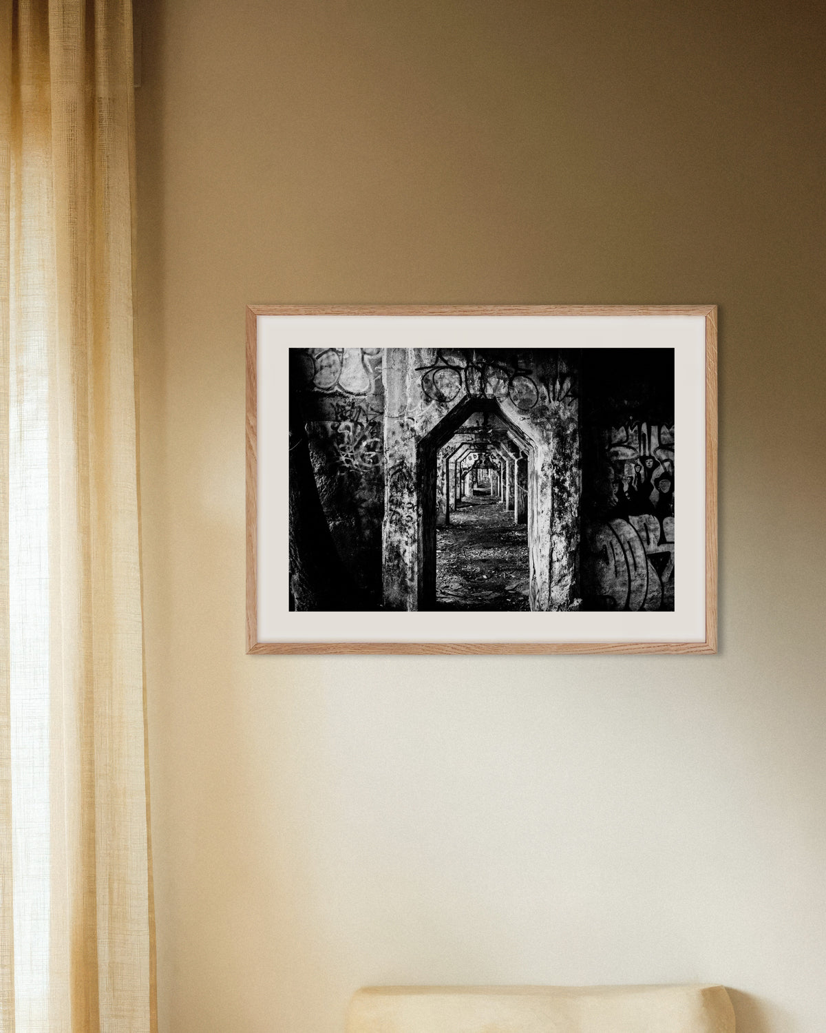 Poster „Verfallene Arkade mit Graffiti“ mit naturfarbenem Holzrahmen