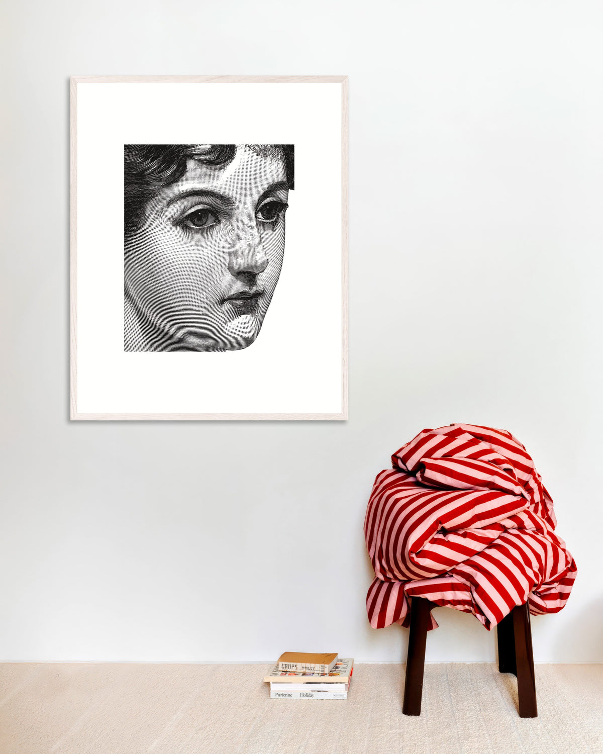 Poster de Portrait féminin tramé en noir et blanc, avec cadre en bois blanc