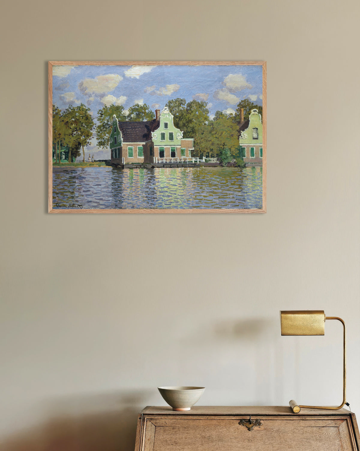 Poster Häuser am Ufer der Zaan (1871) von Claude Monet mit naturfarbenem Holzrahmen