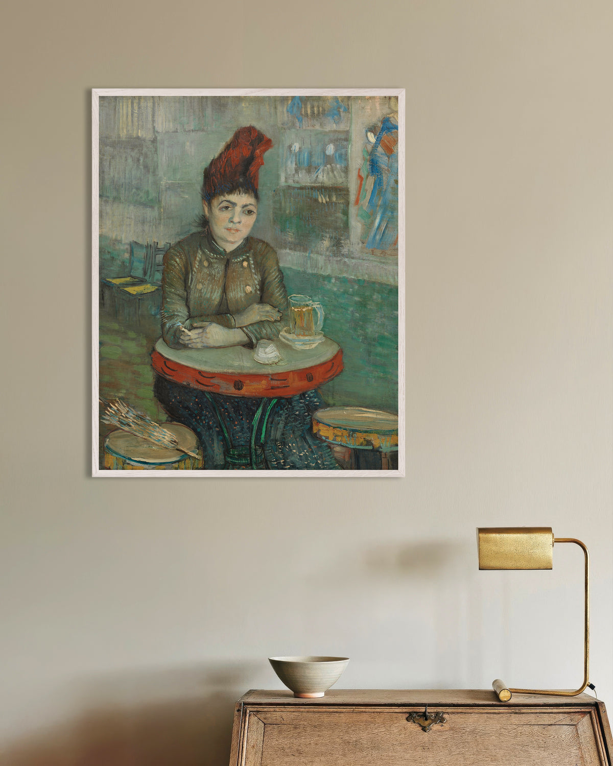 Poster de Au Café, Agostina Segatori au Tambourin (1887), de Vincent van Gogh, avec un cadre en bois blanc