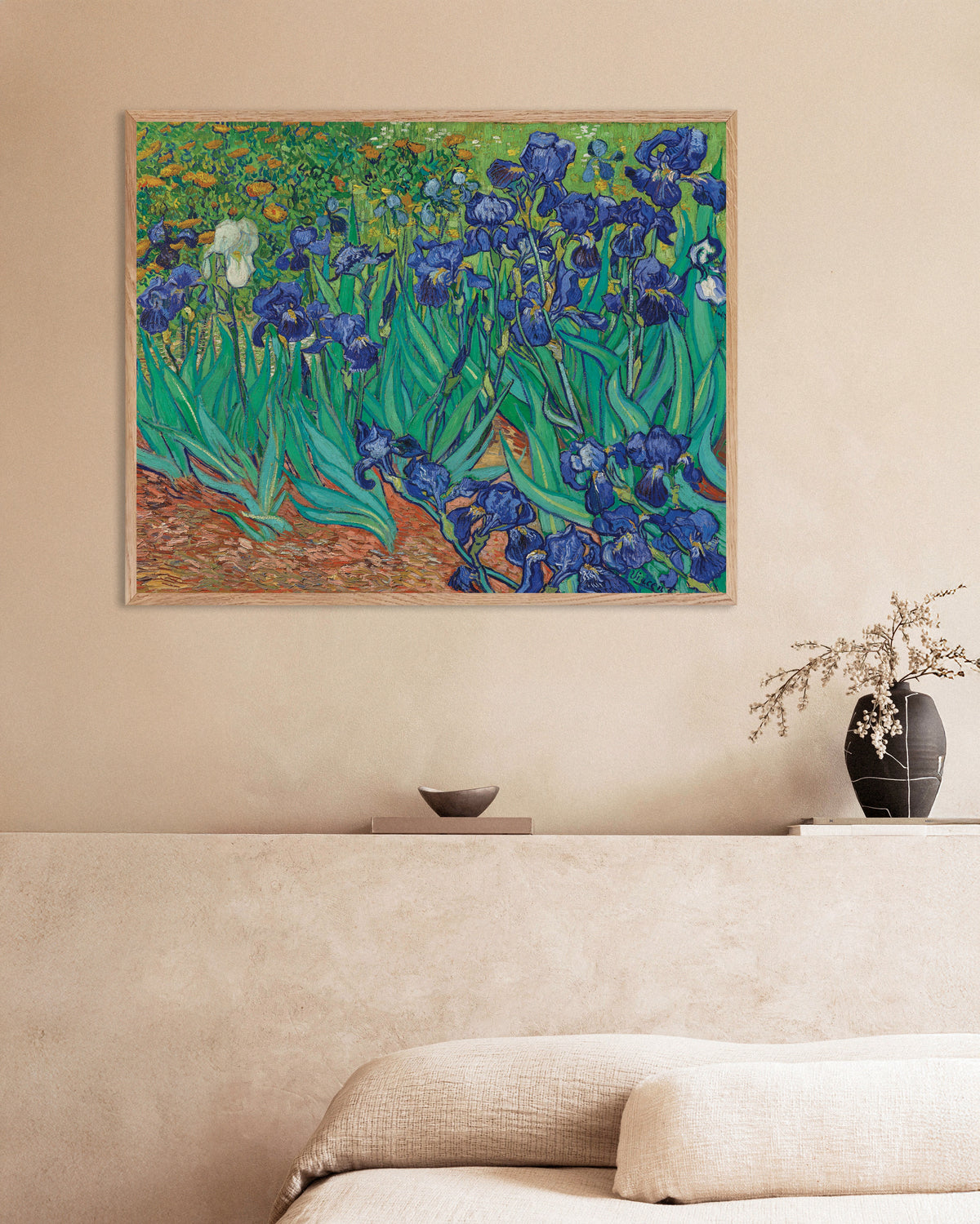 Poster di Iris (1889) di Vincent van Gogh, con cornice in legno naturale