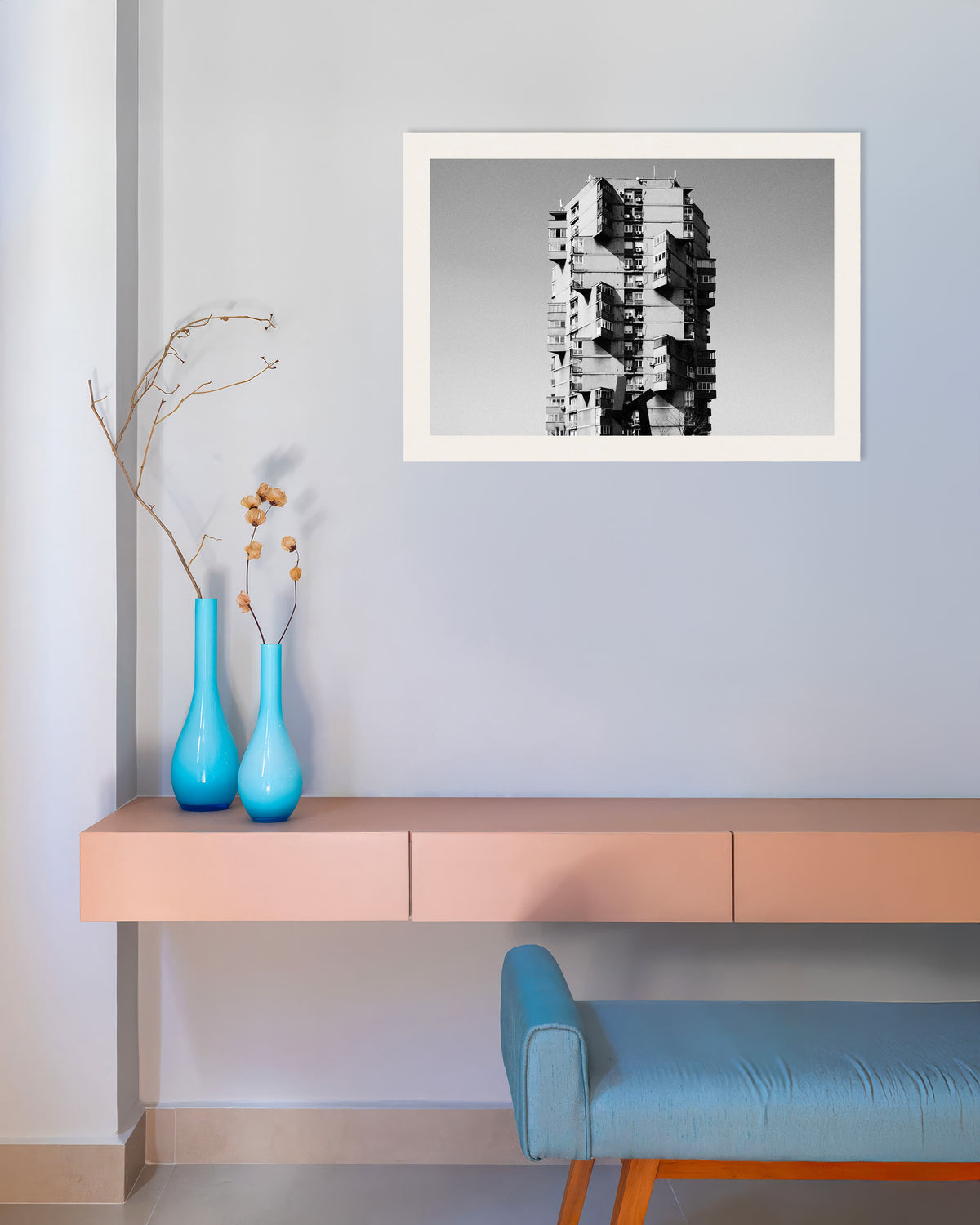 Poster „Einsamer Turm mit vorspringenden Balkonen“