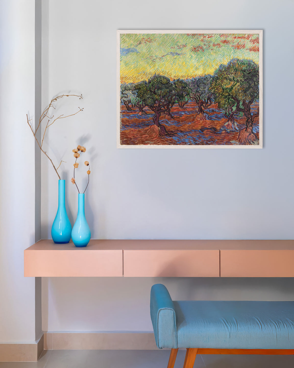 Poster di Uliveto con cielo arancione (1889) di Vincent van Gogh, con cornice bianca in legno