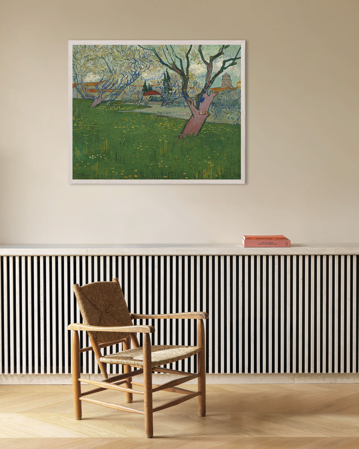 Poster di Frutteto in fiore con vista su Arles (1889) di Vincent van Gogh, con cornice in legno bianco