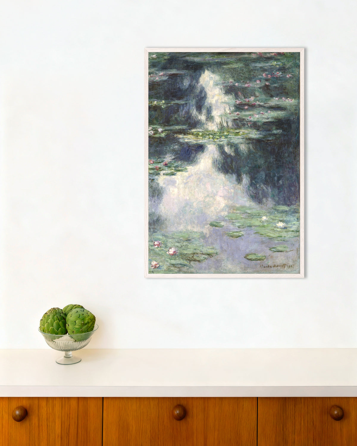Poster Teich mit Seerosen (1907) von Claude Monet mit weißem Holzrahmen