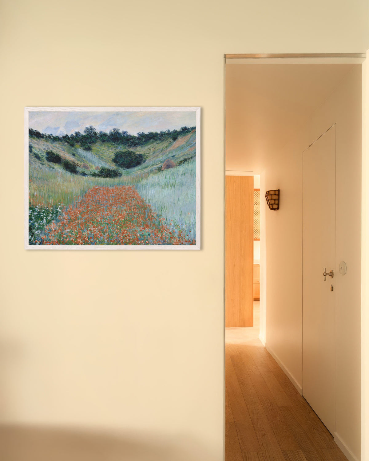 Affiche Champ de coquelicots dans un vallon près de Giverny (1885) de Claude Monet, avec un cadre en bois blanc