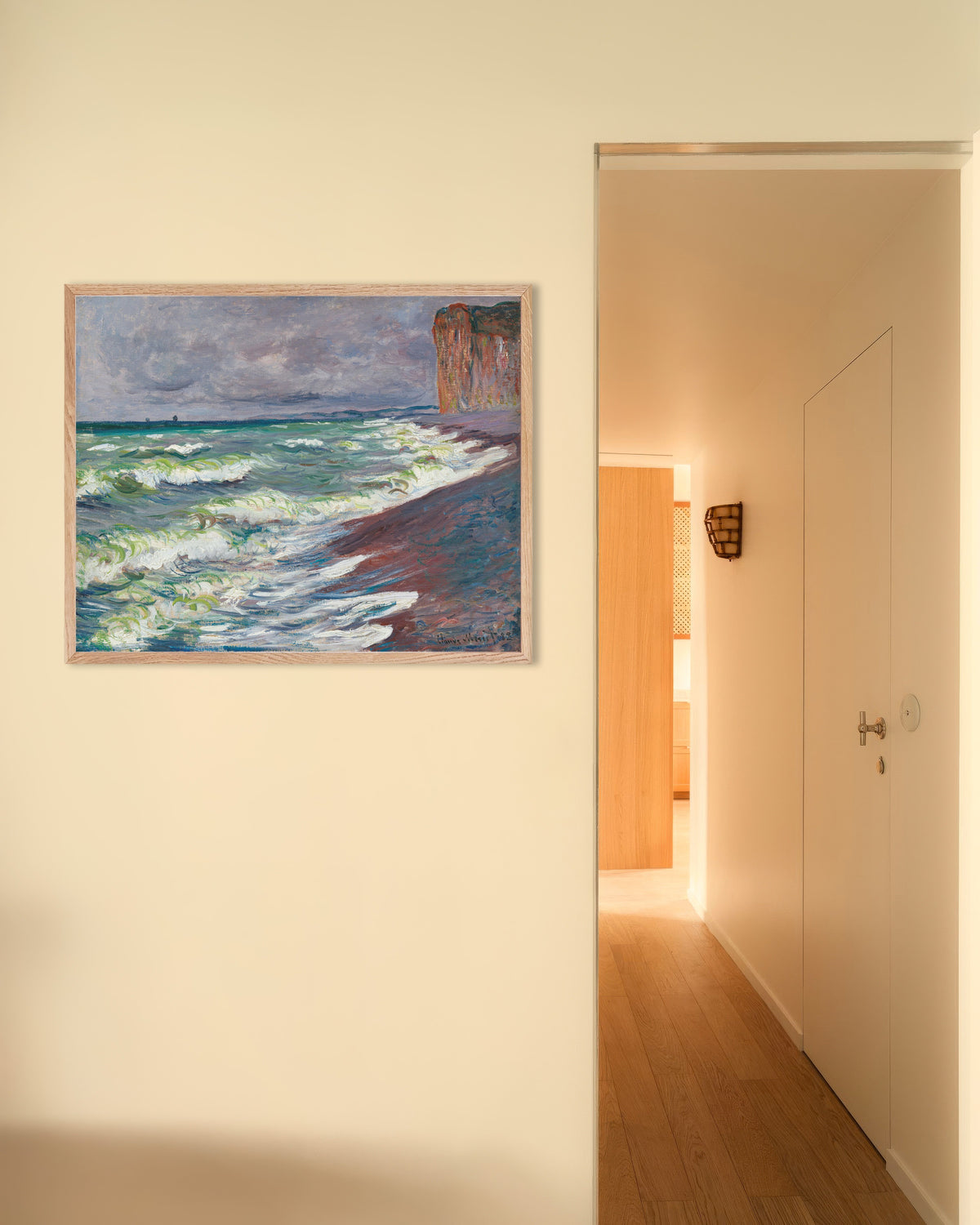 Poster Mare agitato a Pourville (1882) di Claude Monet con cornice in legno naturale