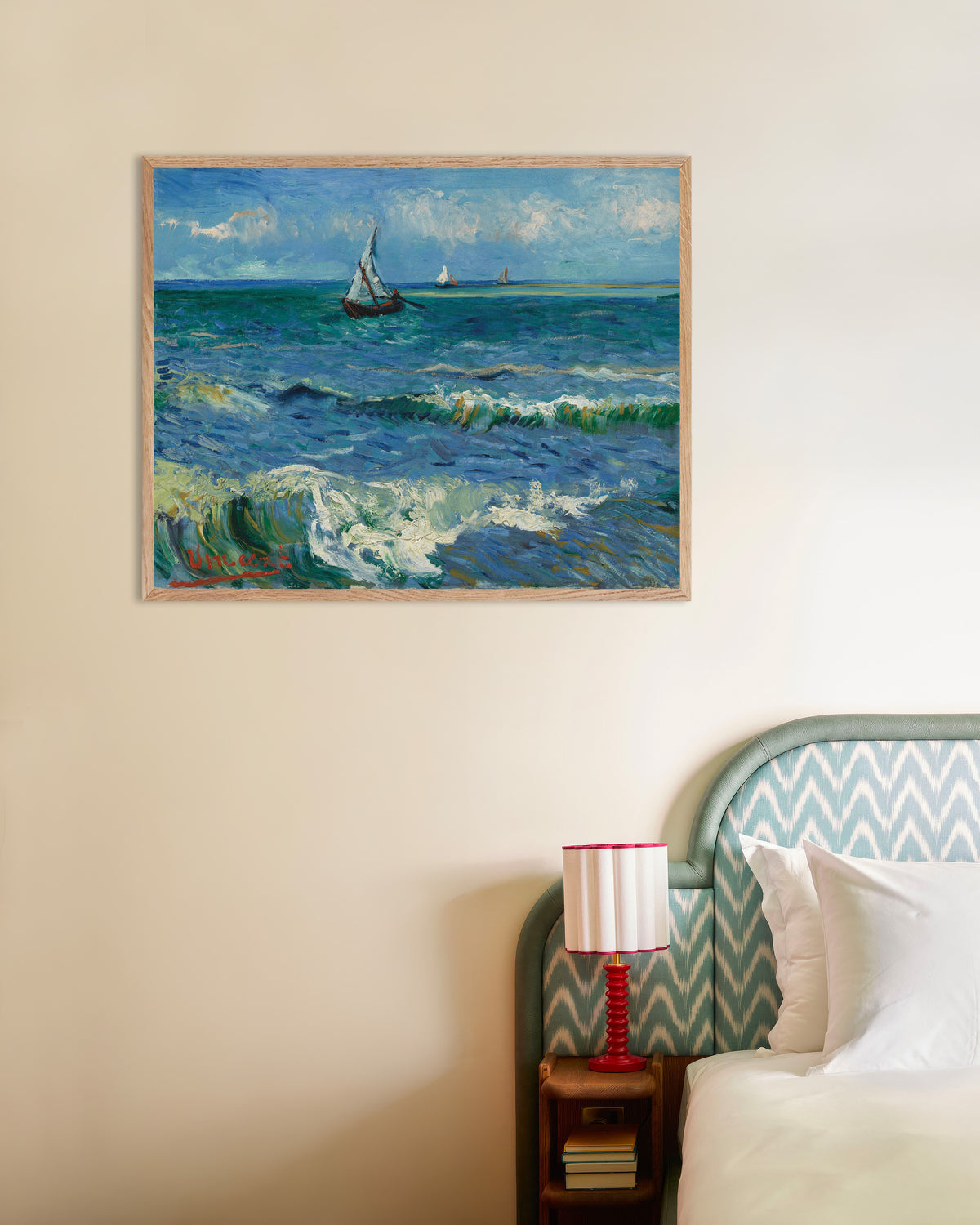 Poster di Paesaggio marino vicino a Les Saintes-Maries-de-la-Mer (1888) di Vincent van Gogh, con cornice in legno naturale