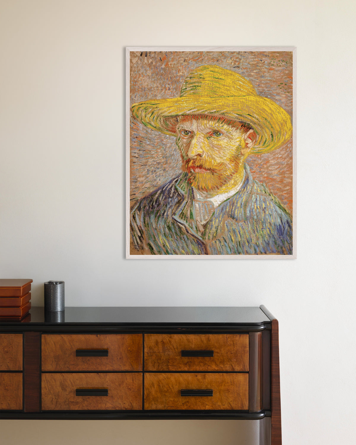 Poster représentant Autoportrait au chapeau de paille sur fond orange (1887) de Vincent van Gogh, avec cadre en bois blanc