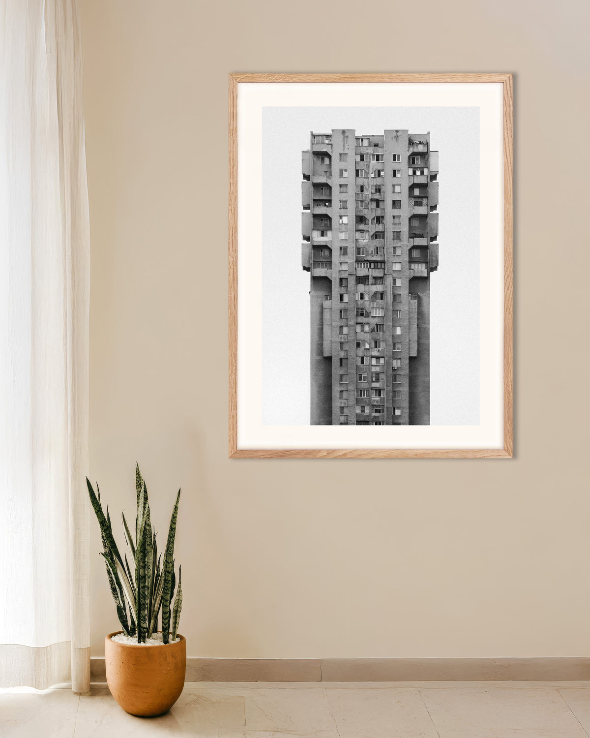 Affiche « Gratte-ciel de béton solitaire », avec un cadre en bois naturel