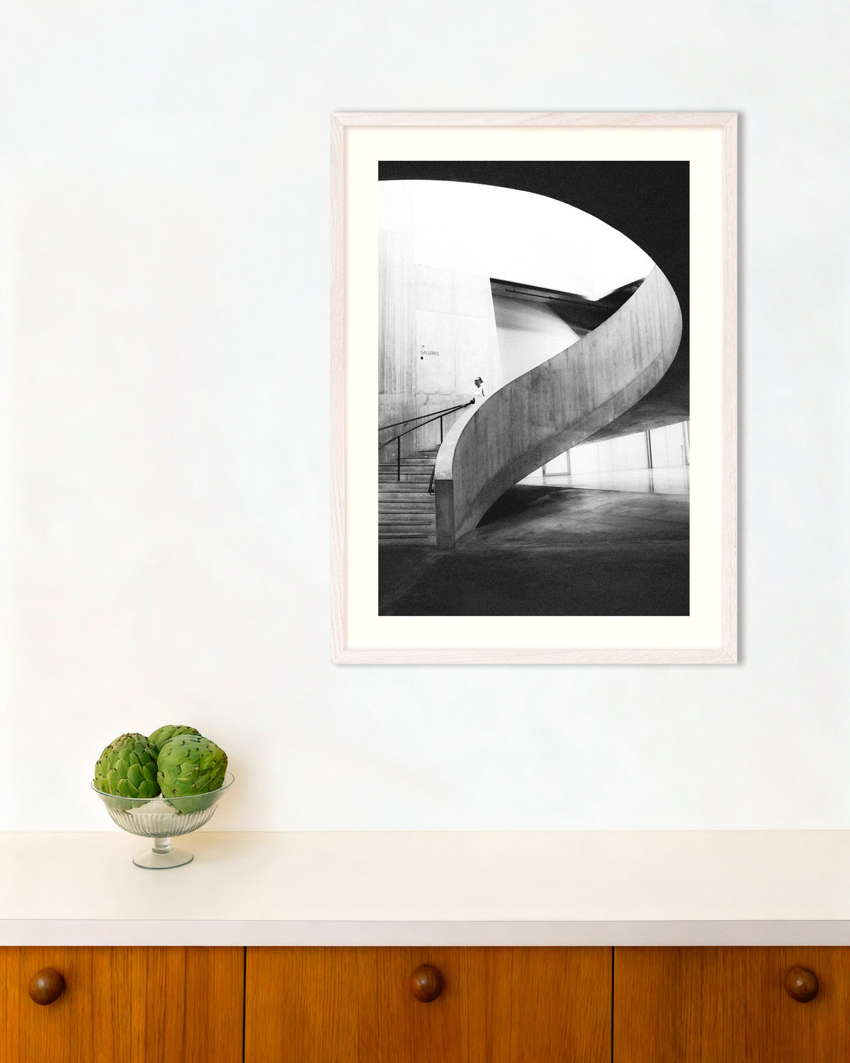 Poster «Rampa a spirale con visitatore», con cornice in legno bianco