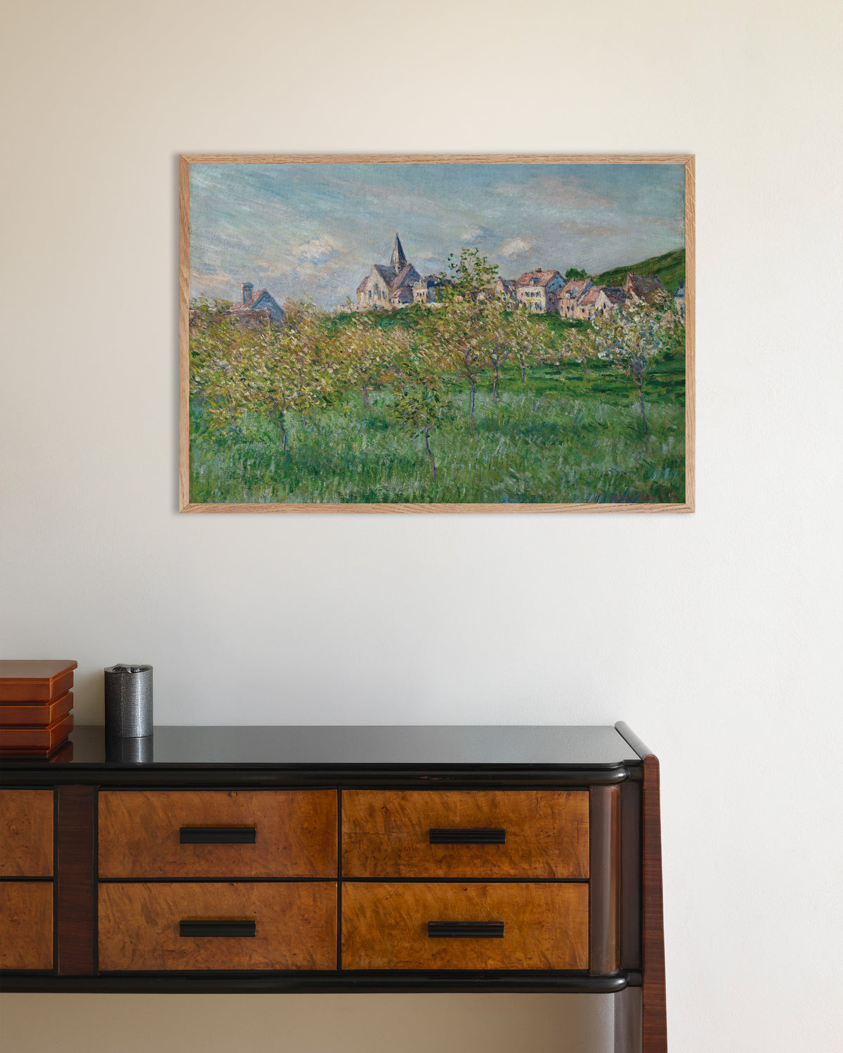 Poster Frühling in Giverny, Nachmittag (1885) von Claude Monet mit naturfarbenem Holzrahmen