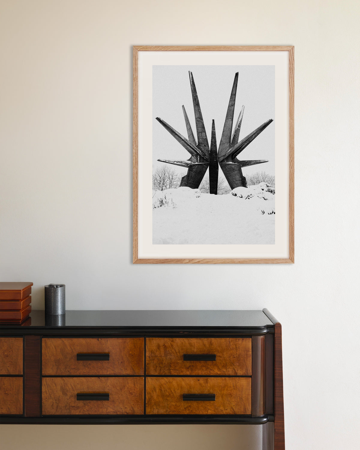 Poster „Sterndenkmal im Schnee“ mit naturfarbenem Holzrahmen