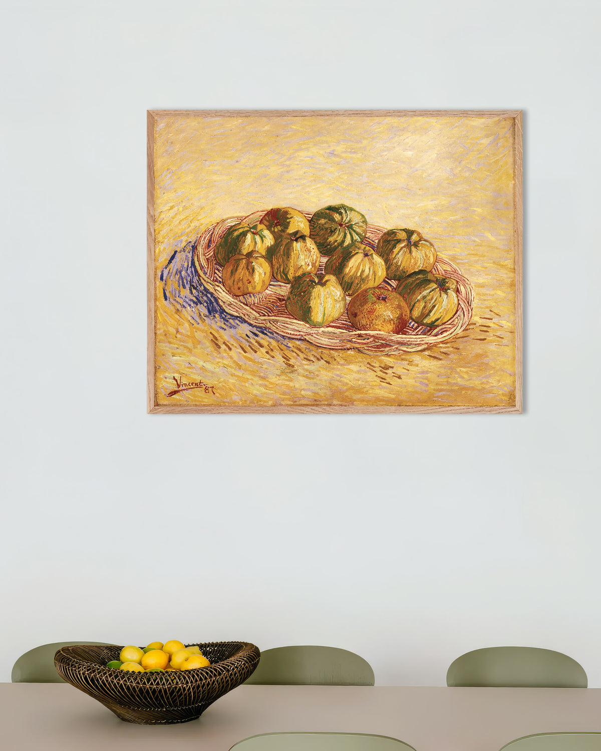 Poster von Stillleben mit Korb voller Äpfel (1887) von Vincent van Gogh, mit naturfarbenem Holzrahmen