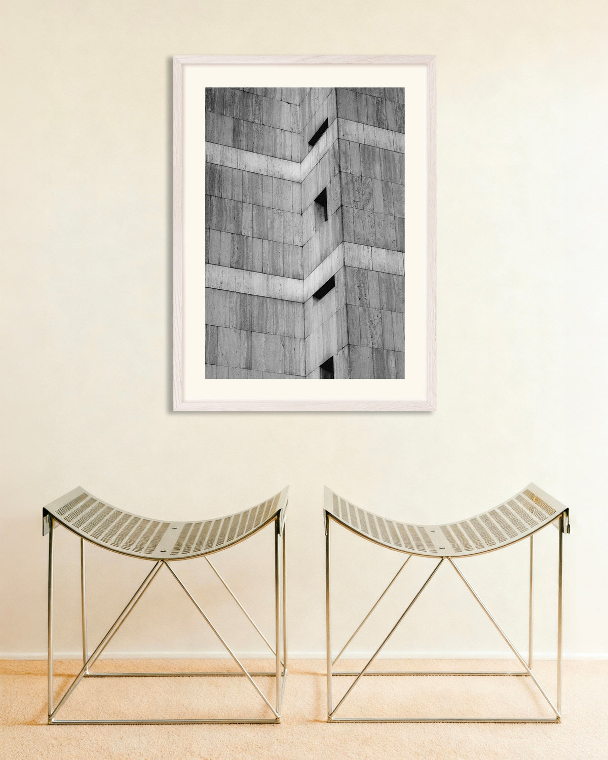Poster «Angolo in pietra con finestre a feritoia», con cornice in legno bianco