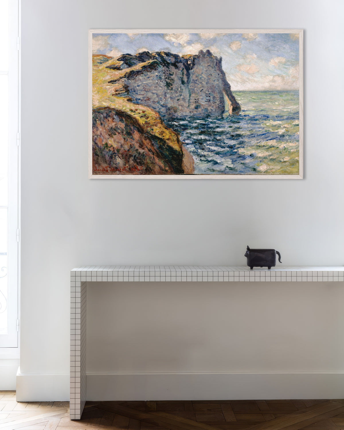 Affiche La Falaise d'Aval, Étretat (1885) de Claude Monet, avec un cadre en bois blanc
