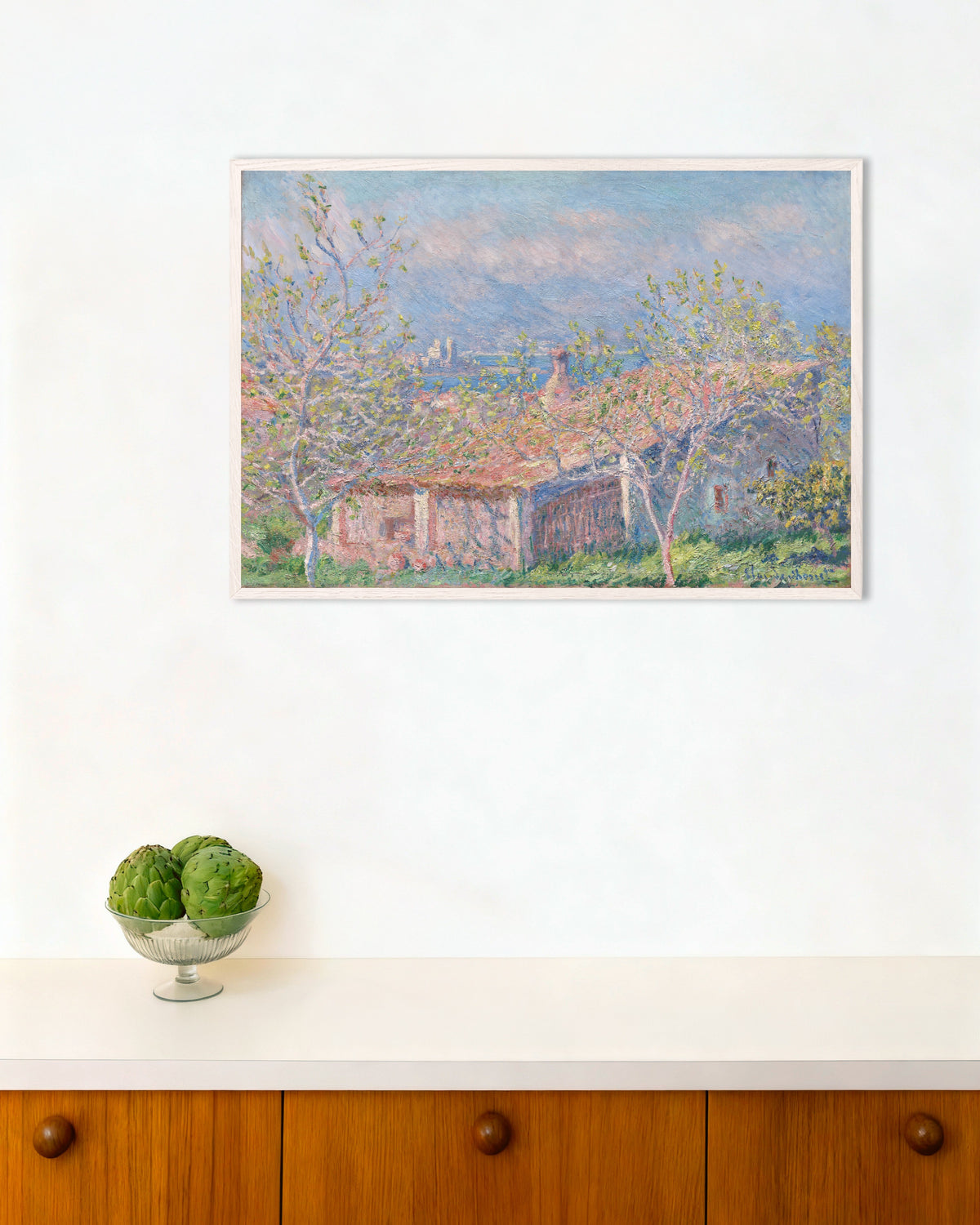 Poster Das Haus des Gärtners in Antibes (1888) von Claude Monet mit weißem Holzrahmen