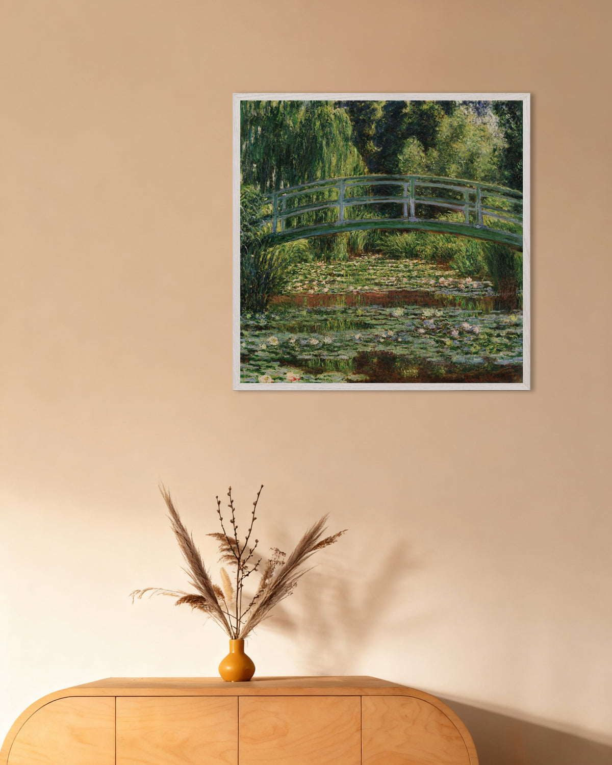 Poster Il ponte giapponese e lo stagno delle ninfee, Giverny (1899) di Claude Monet con cornice in legno bianco