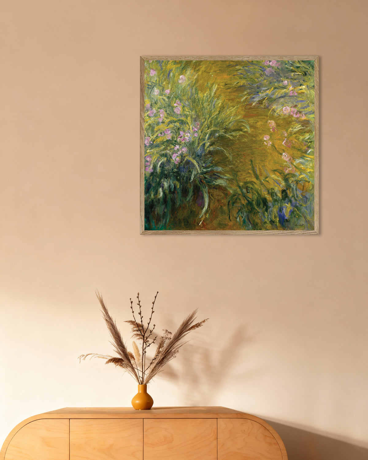 Affiche L'Allée des iris (1914–1917) de Claude Monet, avec un cadre en bois naturel