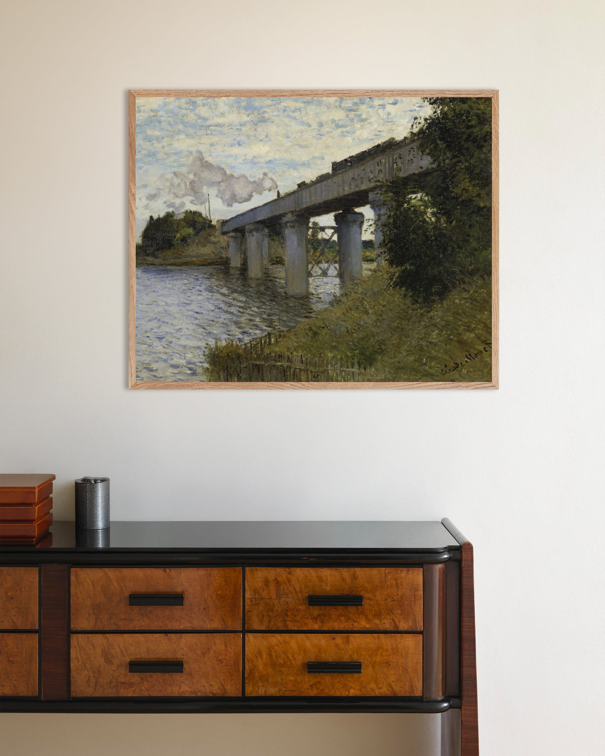 Poster Die Eisenbahnbrücke von Argenteuil (1873–1874) von Claude Monet mit naturfarbenem Holzrahmen