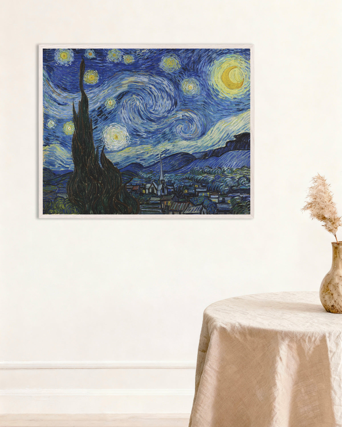 Poster „Die Sternennacht“ (1889) von Vincent van Gogh, mit weißem Holzrahmen