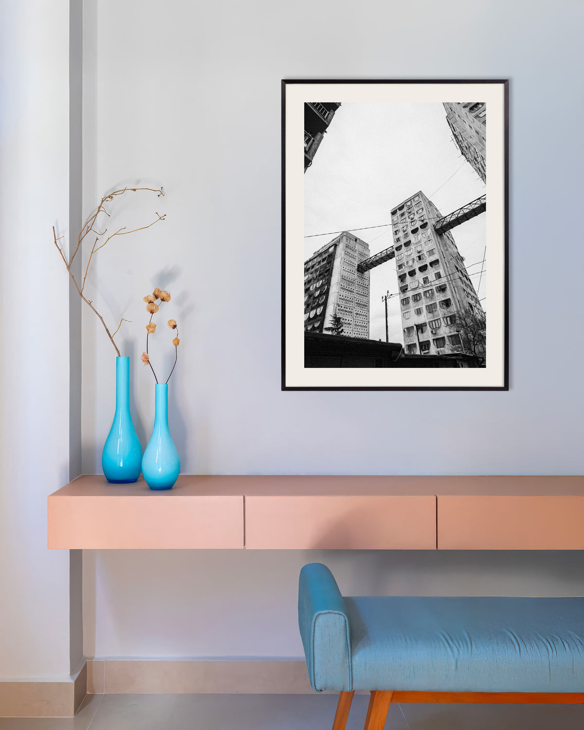 Poster «Torri collegate da ponti viste dal basso», con cornice in metallo