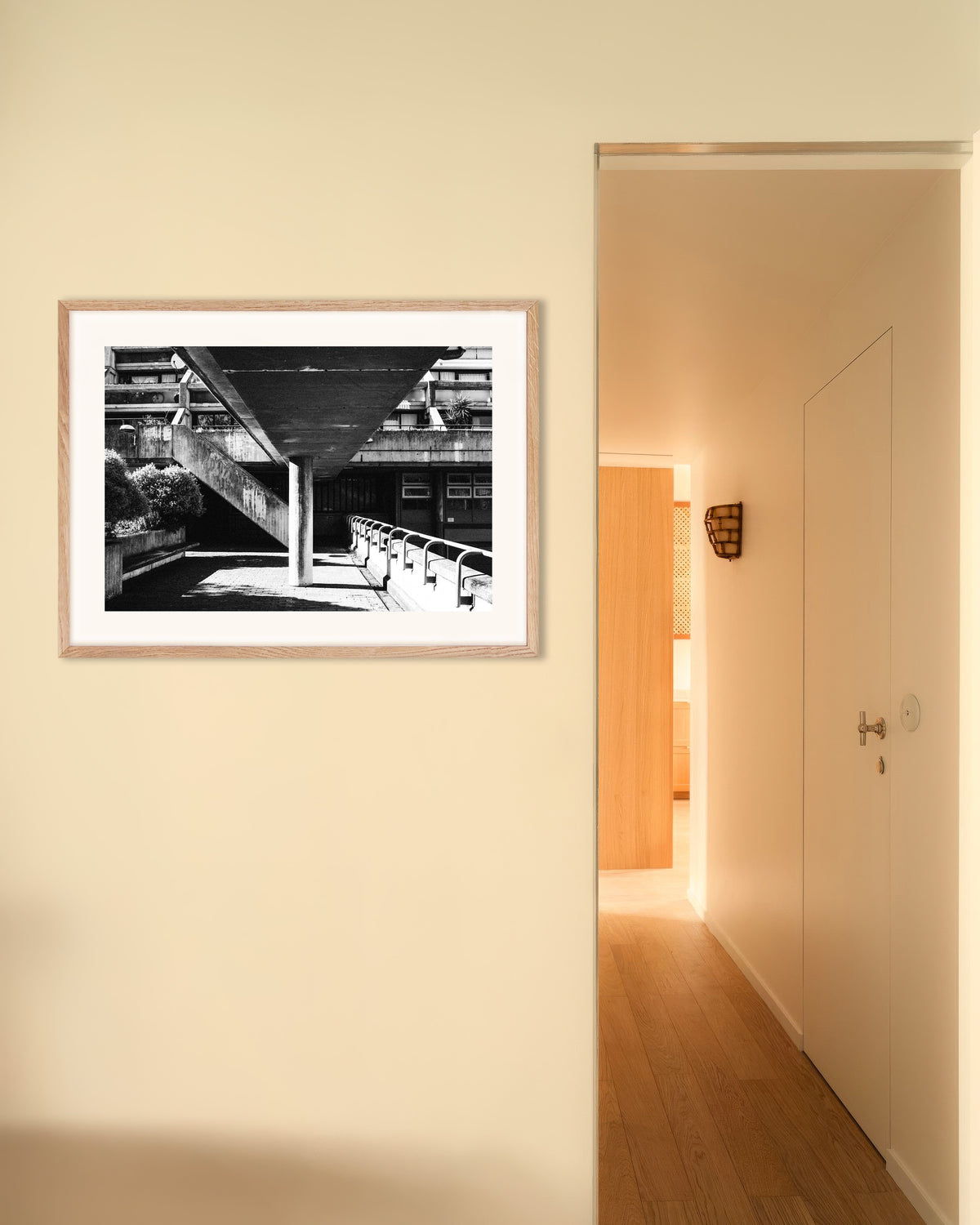 Poster «Sotto il passaggio in cemento», con cornice in legno naturale