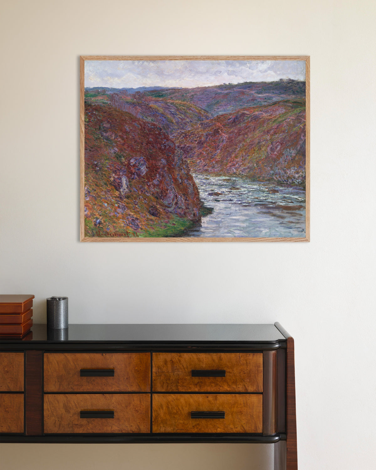 Poster La valle della Creuse, giornata grigia (1889) di Claude Monet con cornice in legno naturale