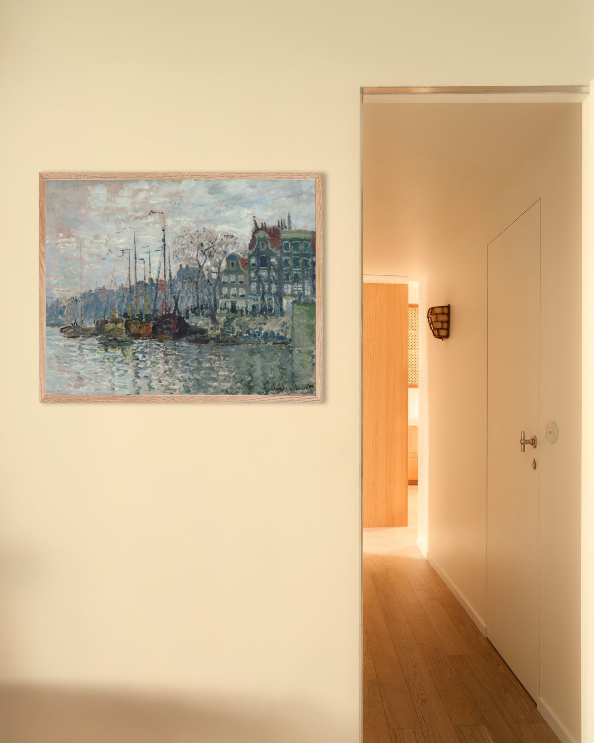 Poster Veduta della Prins Hendrikkade e del Kromme Waal ad Amsterdam (1874) di Claude Monet con cornice in legno naturale