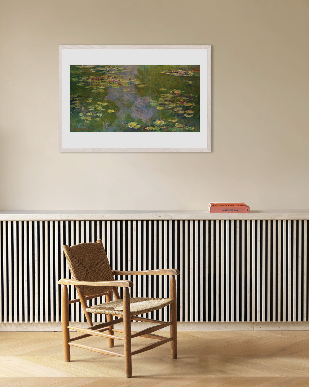 Poster Ninfee (1919) di Claude Monet con cornice in legno bianco