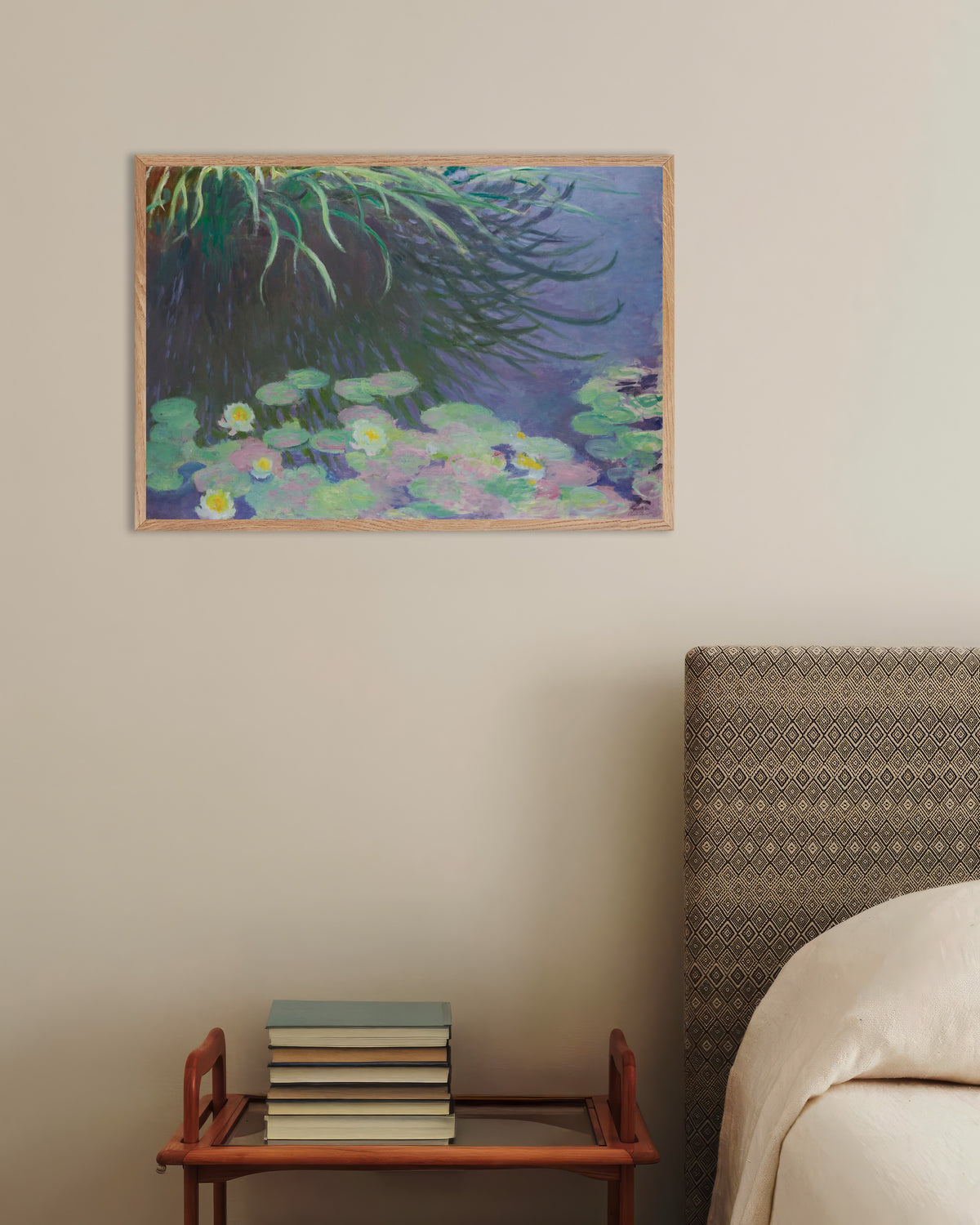 Poster Ninfee con riflessi di erba alta (1914–1917) di Claude Monet con cornice in legno naturale