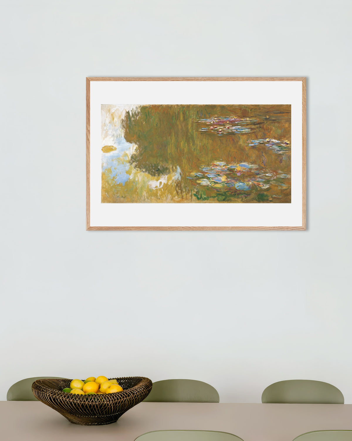 Poster Stagno delle ninfee con riflessi di salice (circa 1917–1919) di Claude Monet con cornice in legno naturale