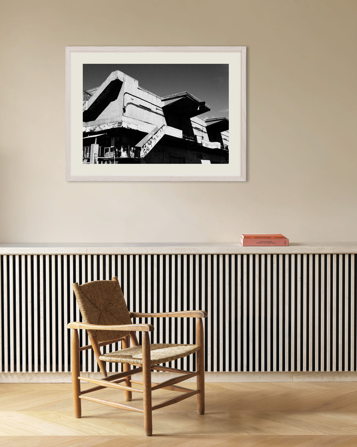 Poster „Verwitterter Betonpavillon“ mit weißem Holzrahmen