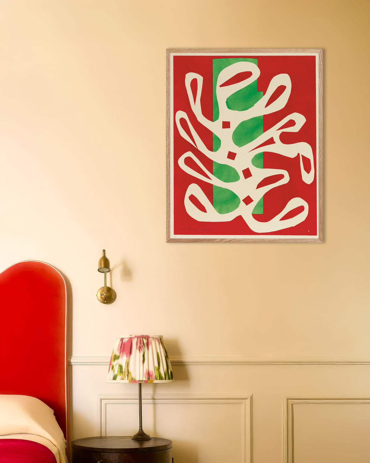 Poster di Alga bianca su sfondo rosso e verde (1947) di Henri Matisse, con cornice in legno naturale