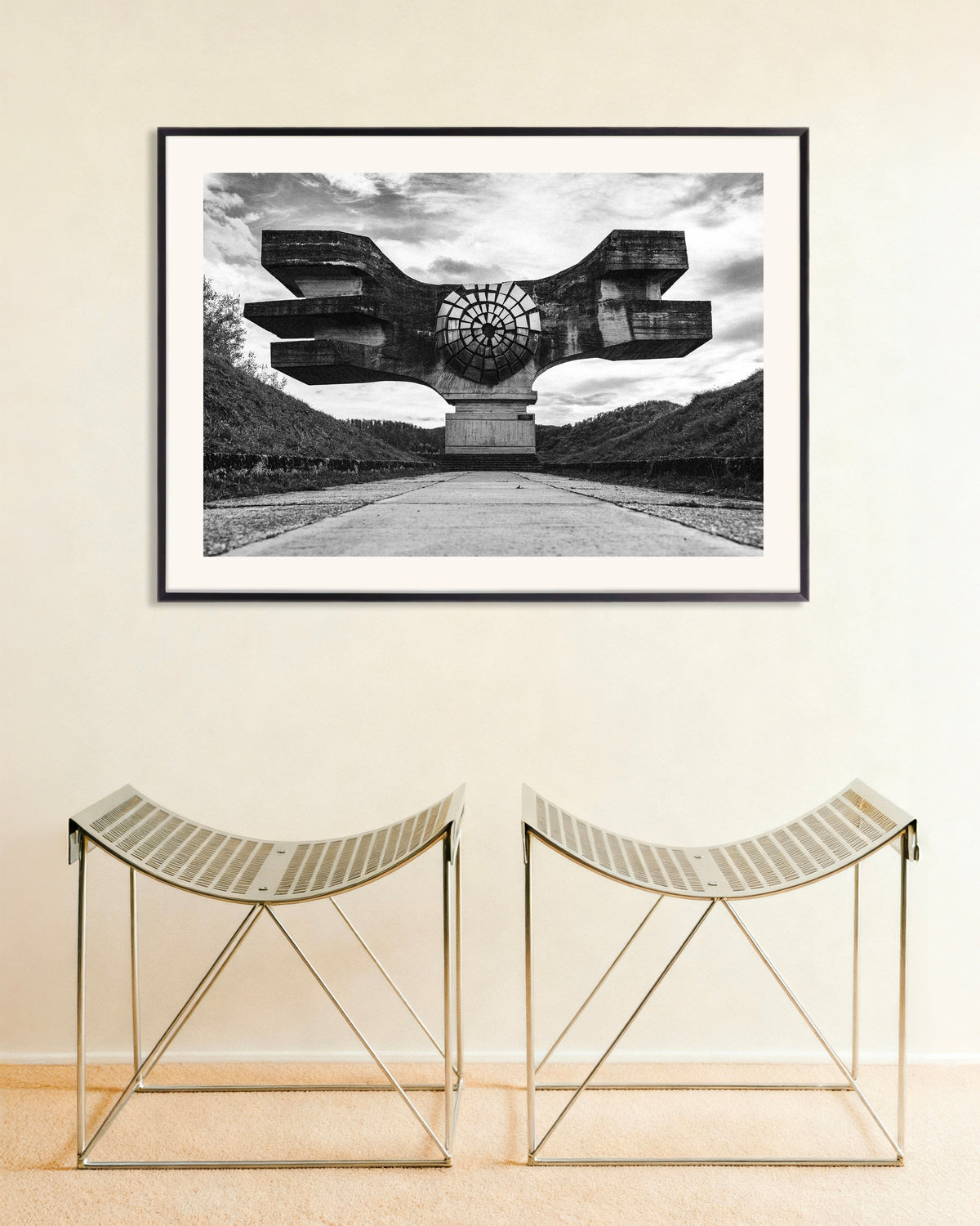 Poster «Monumento alato alla fine della strada», con cornice in metallo