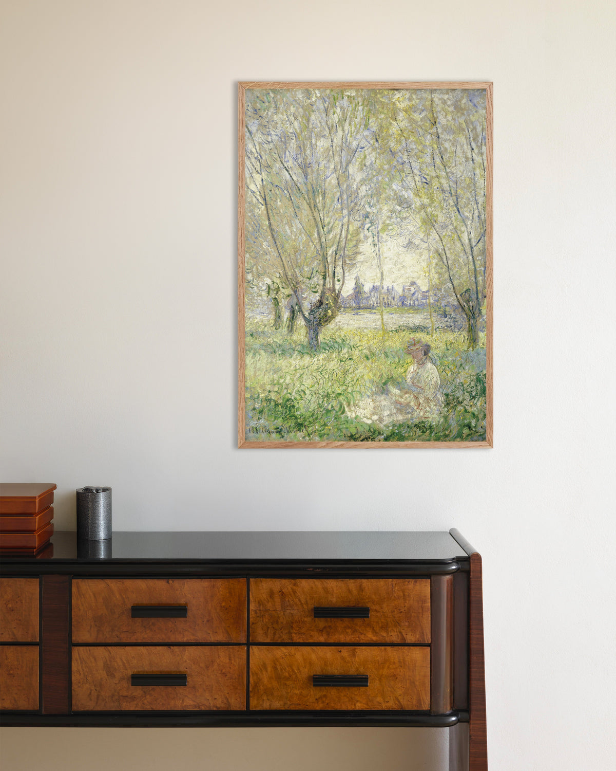 Affiche Femme assise sous les saules (1880) de Claude Monet, avec un cadre en bois naturel